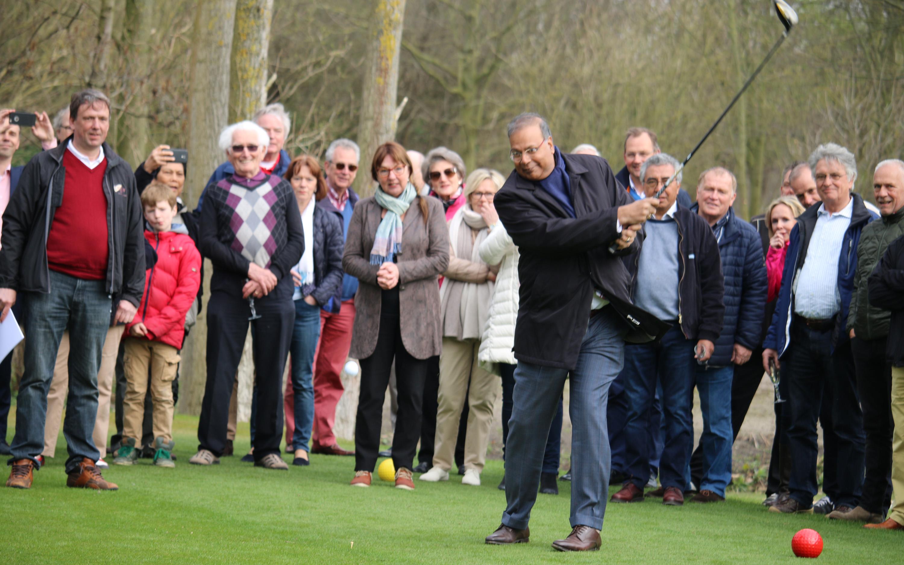 Wethouder Rabin Baldewsingh bij de opening van de verlengde baan