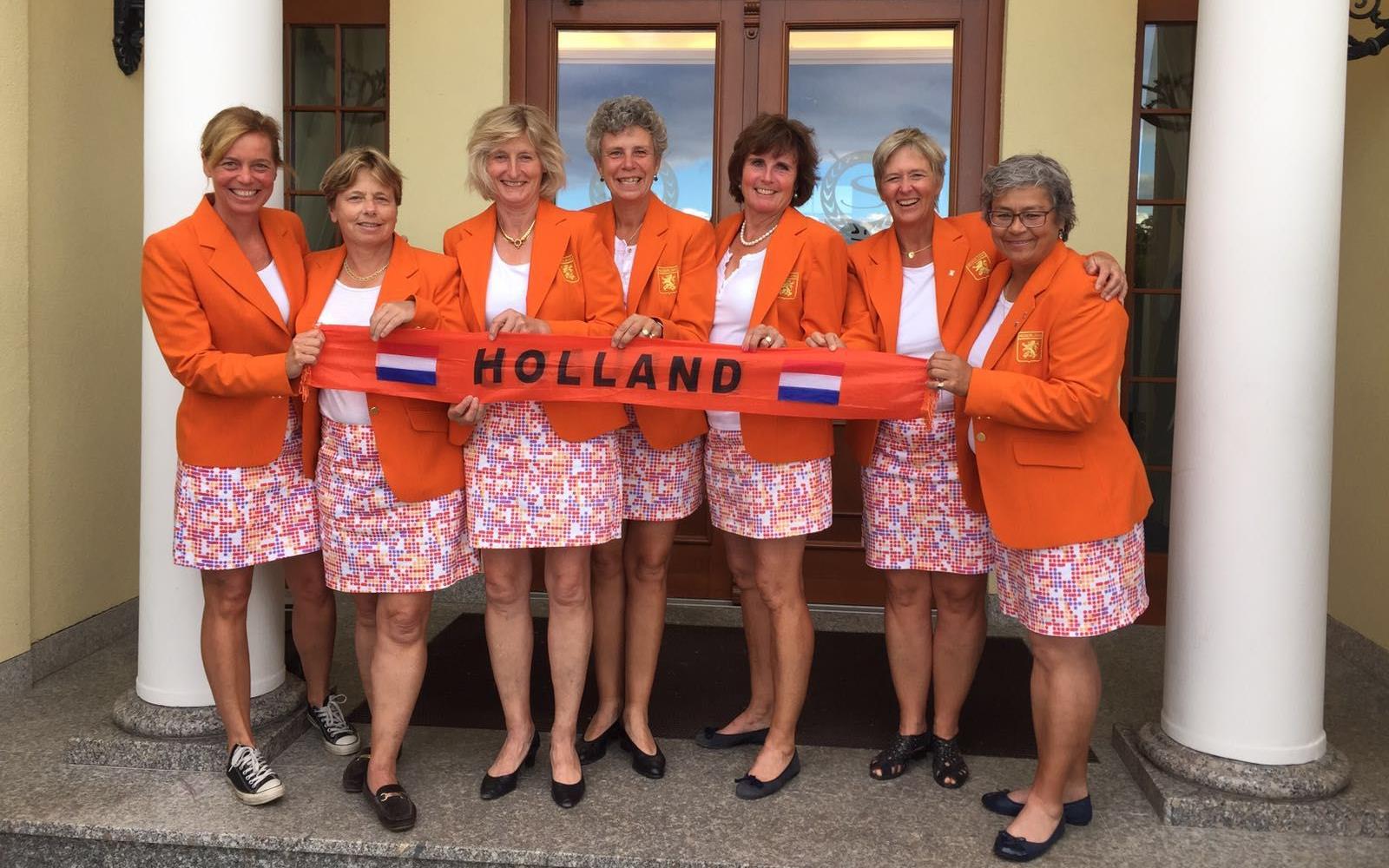 Dames senioren, vlnr Renee de Ruijter, Siene Dresselhuys, Nan Croockewit, Tita McCart, Laurence Nolte, Liesbeth van Dommelen en coach Mette Hageman 