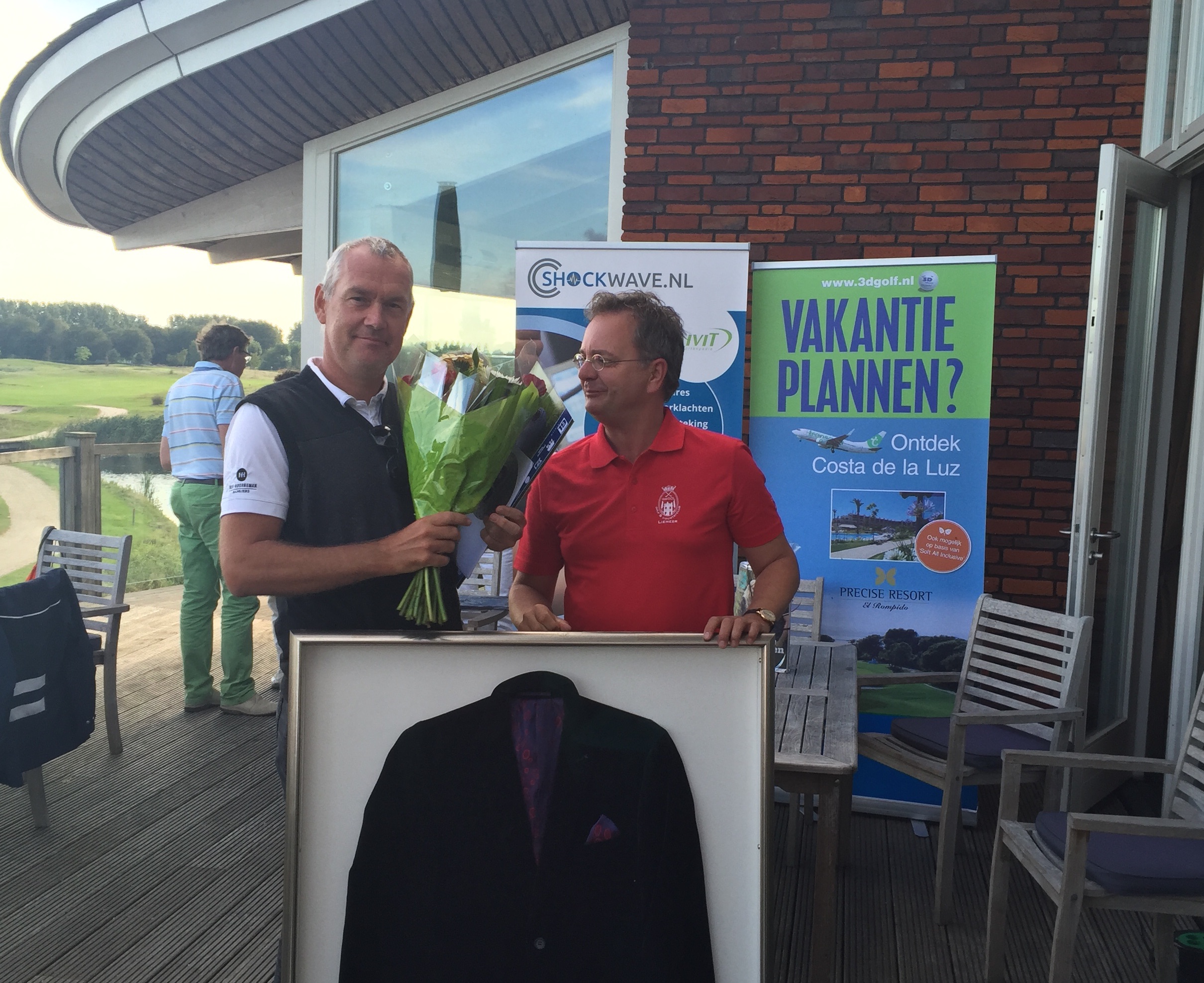 Links winnaar Herman Staal, rechts clubmanager Rob Schroen