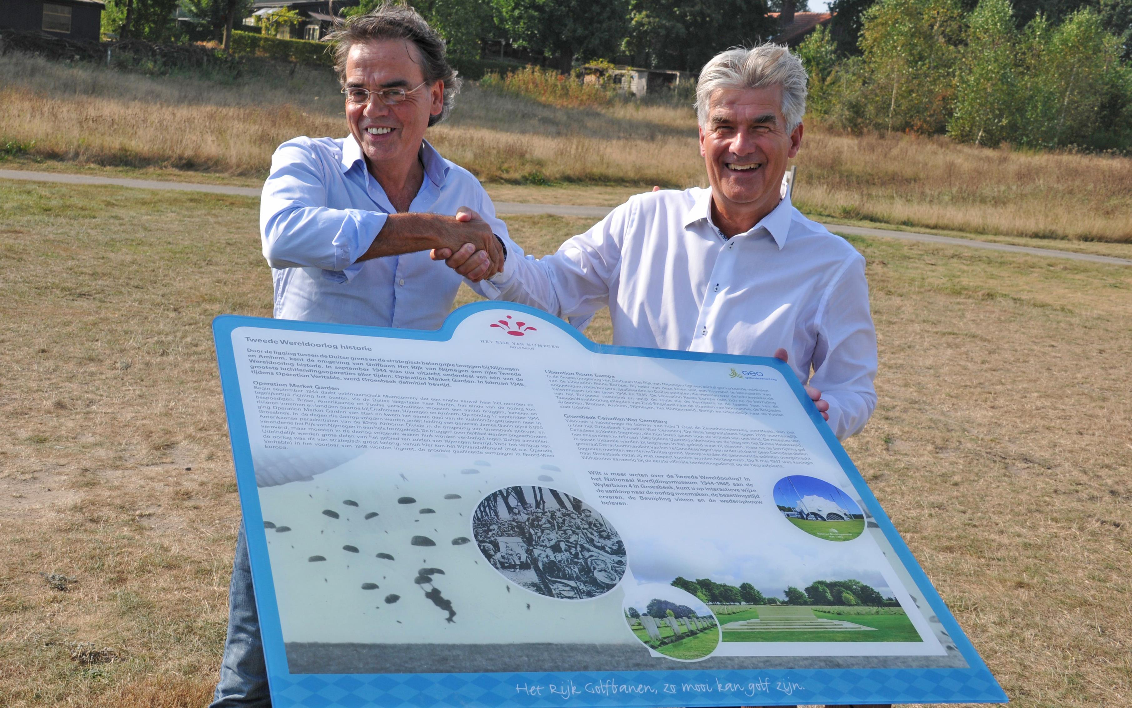Wiel Lenders (directeur Nationaal Bevrijdingsmuseum 1944-1945) en Hans Blaauw (algemeen directeur Het Rijk Golfbanen). 