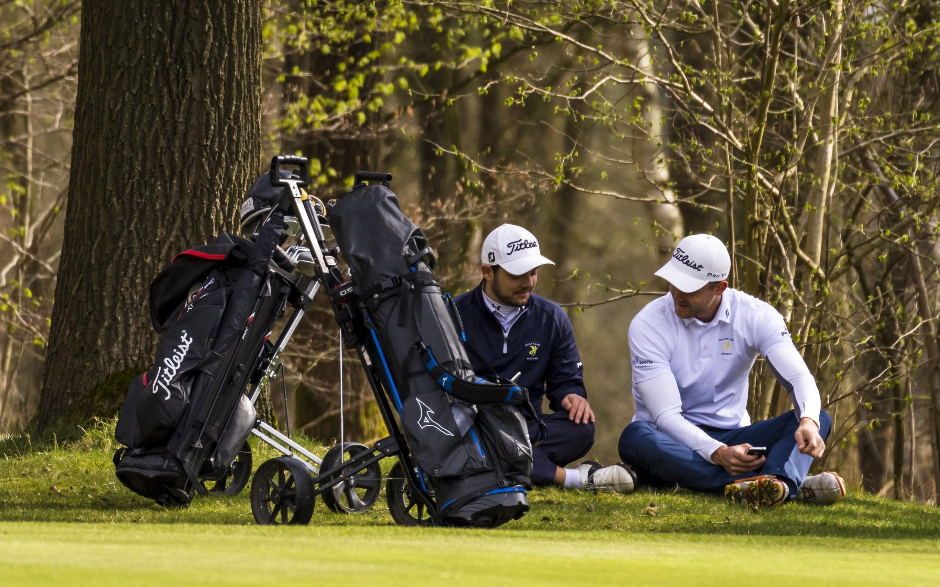 Berry Jole en Philip Bootsma, eerste foursome van Houtrak, wachten na winst op hun teamleden