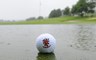 Een golfbal in tijdelijk water