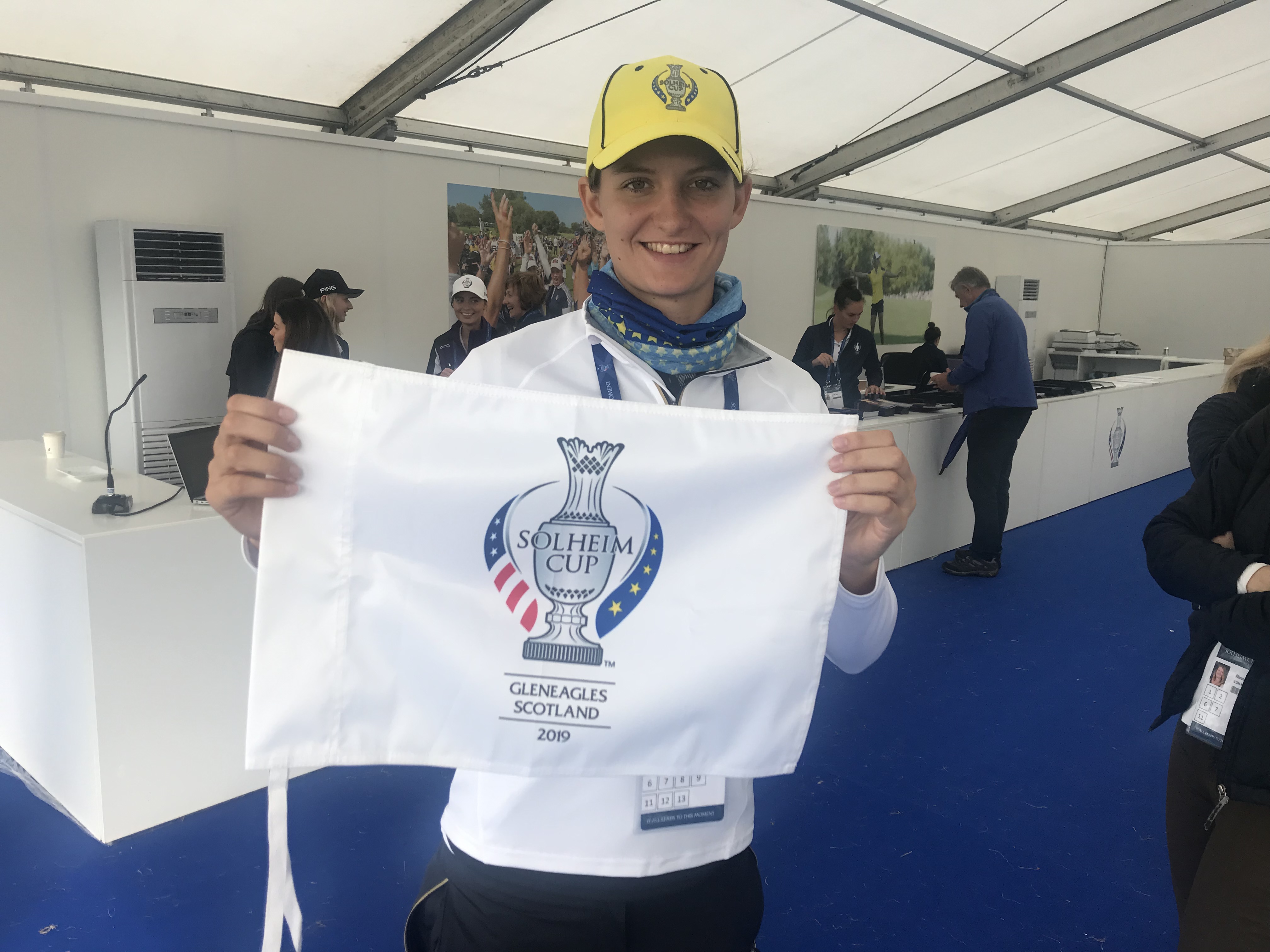 Anne van Dam met de holevlag van de Solheim Cup 2019, waarin ze met Europa te sterk was voor de Verenigde Staten