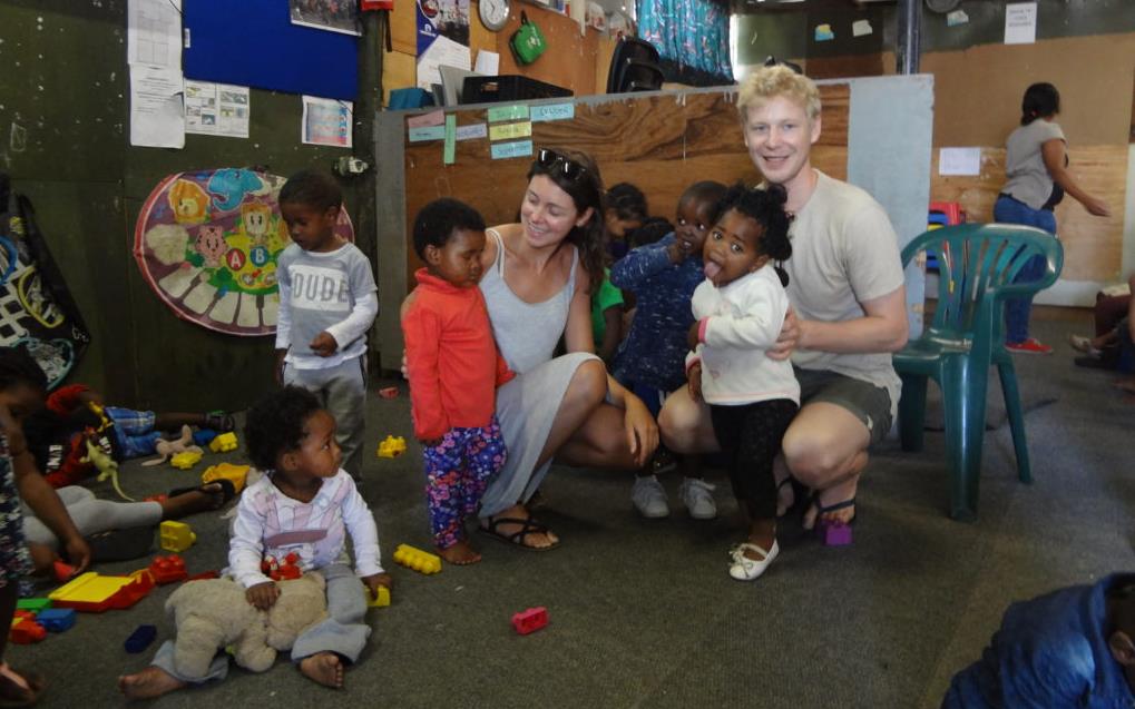 100 holes voor het goede doel