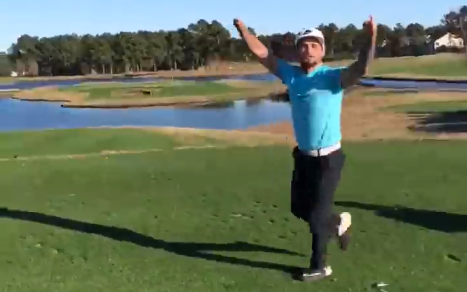 golfer geboren zonder handen slaat hole-in-one