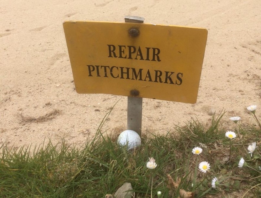 golfregels bal in bunker tegen paaltje