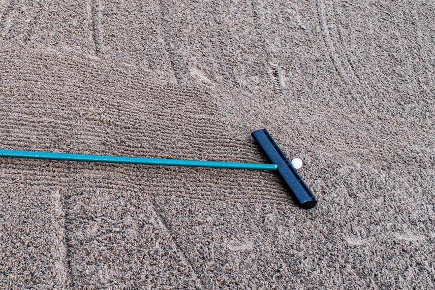 golfregels hark in of buiten de bunker