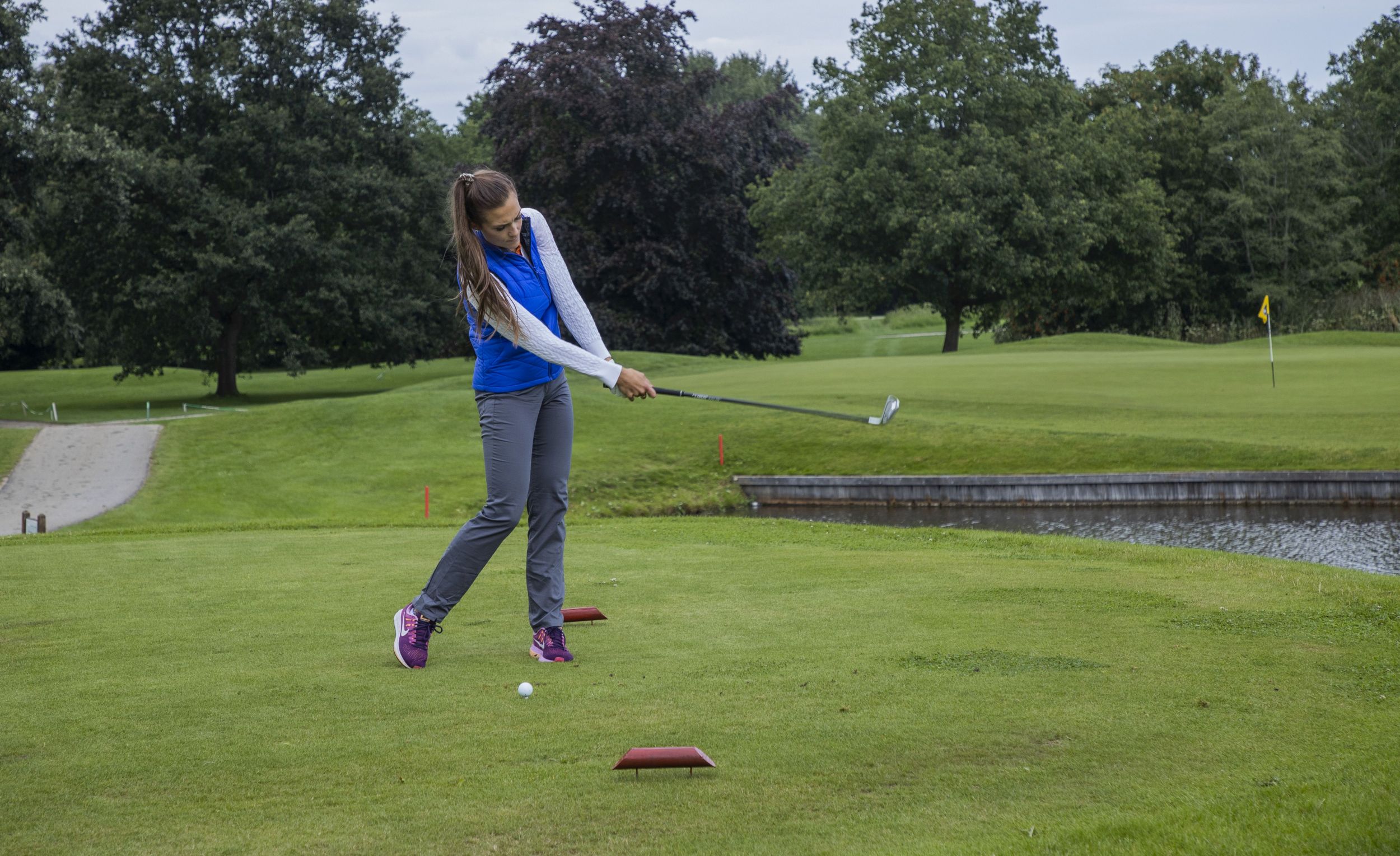 golf regels oefenswing op afslagplaats tee toegestaan