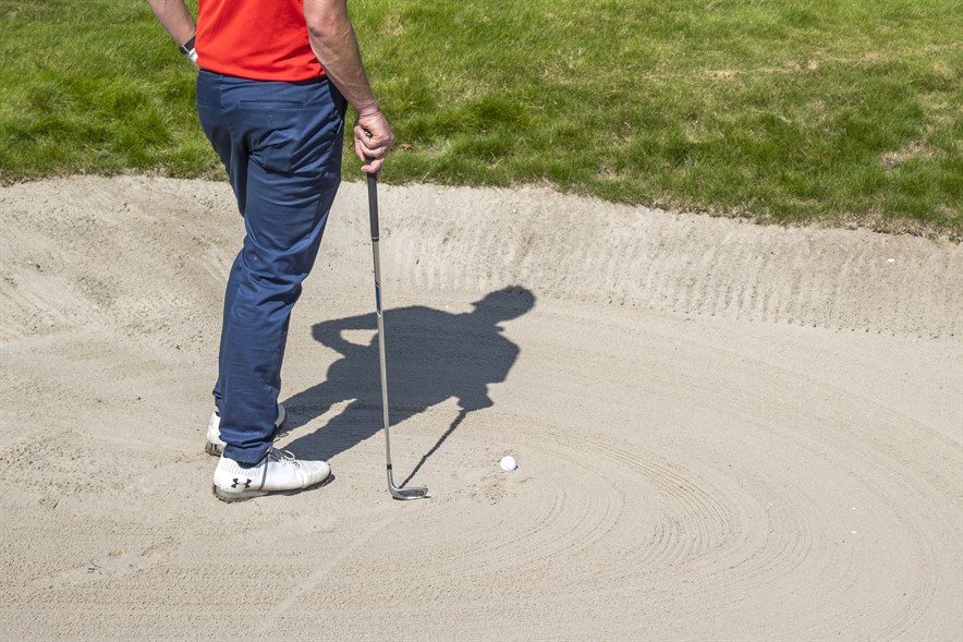 regels golf grounden van club in de bunker